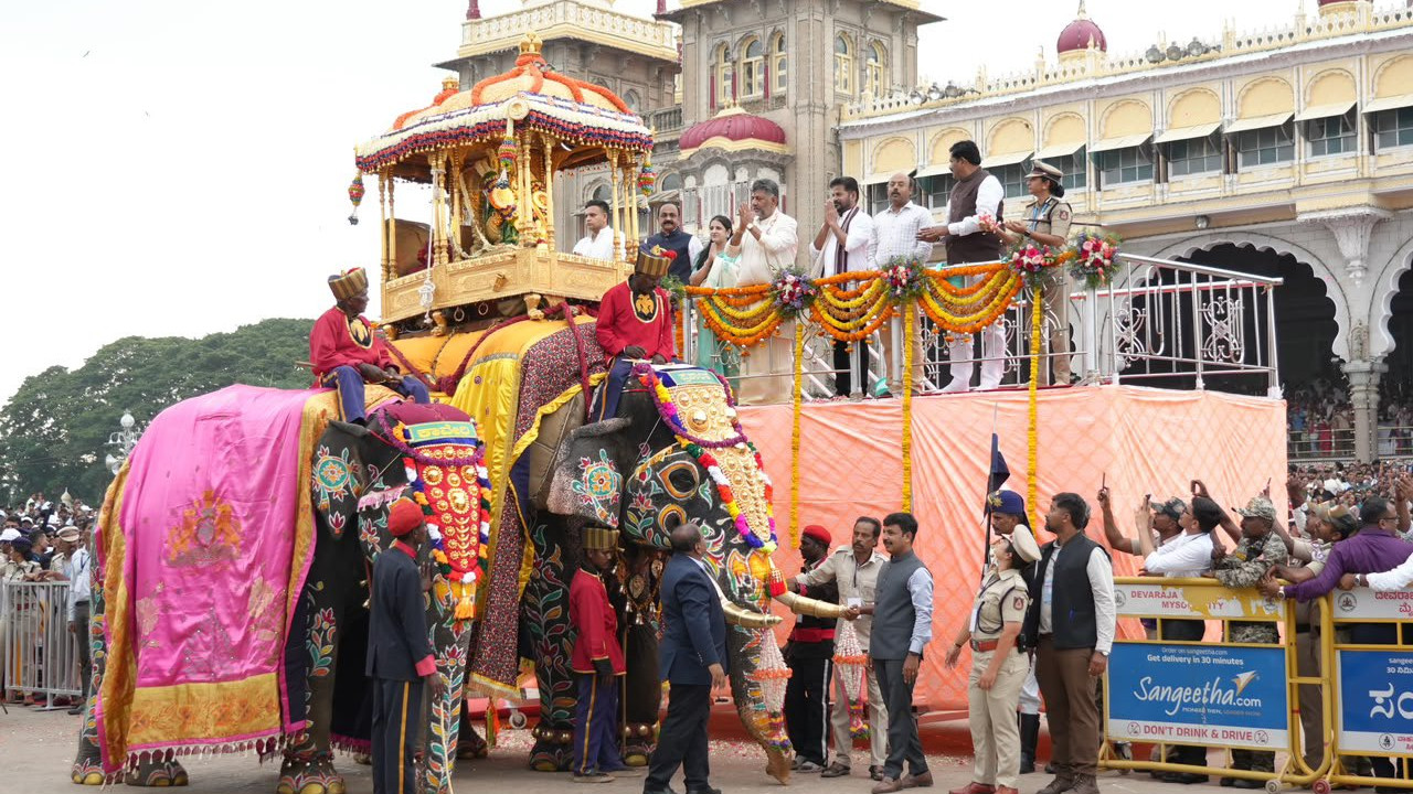 Revanth Reddy attends Mysore Dasara celebrations on CM DK Shivakumar invitation