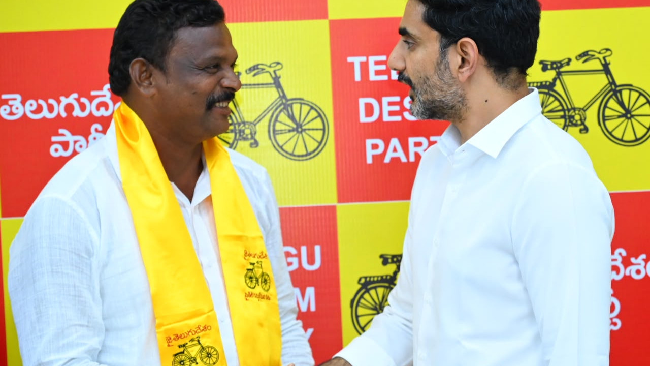 Nara Lokesh welcomes key YSRCP leader into TDP in Mangalagiri shock