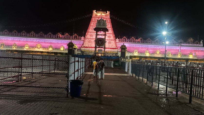 Tirumala devotee rush decreases Srivari Sarvadarshan possible in 6 hours
