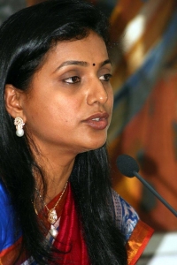 Roja falls down, cries for help