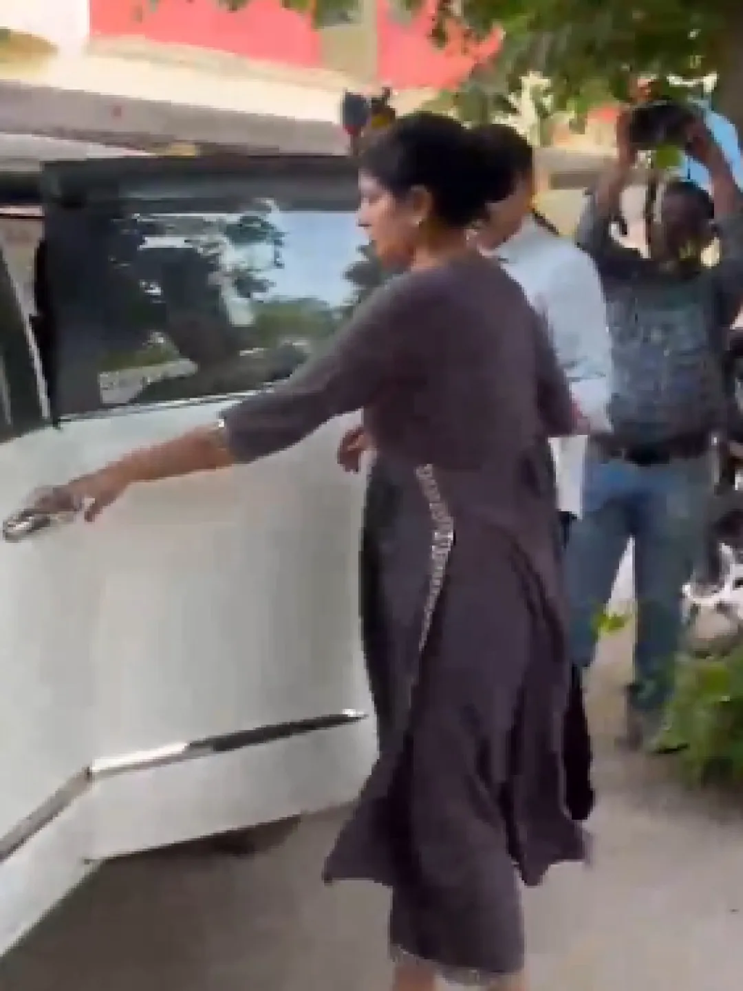 ప్రశ్న రావణ్ కేసులో పోలీసు విచారణకు హాజరైన యూట్యూబ్ చానల్ సీఈవో గమన