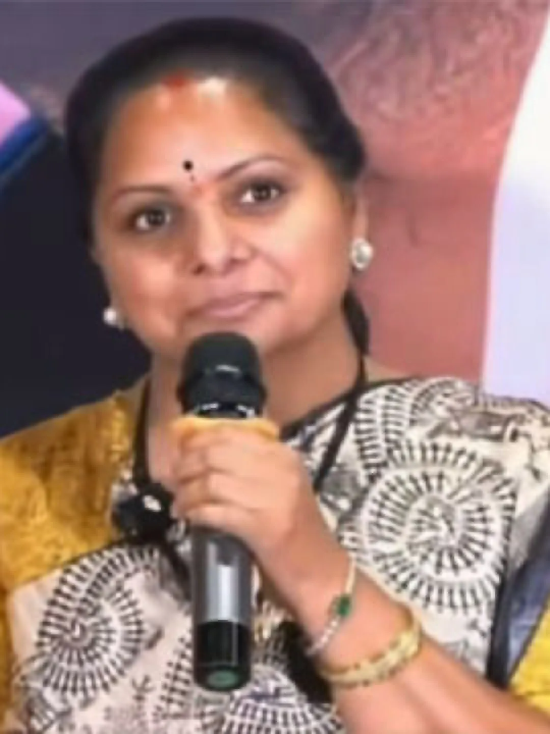 ఆ పాటతో ఒకరు సీఎం అయ్యారు.. అందుకే నాకు కోపం: కవిత ఆసక్తికర వ్యాఖ్యలు