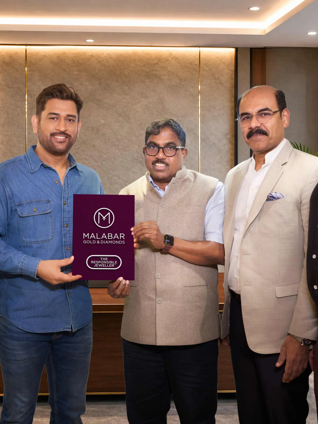 మలబార్ గోల్డ్ అండ్ డైమండ్స్ బ్రాండ్ అంబాసిడర్‌గా ఎంఎస్ ధోనీ