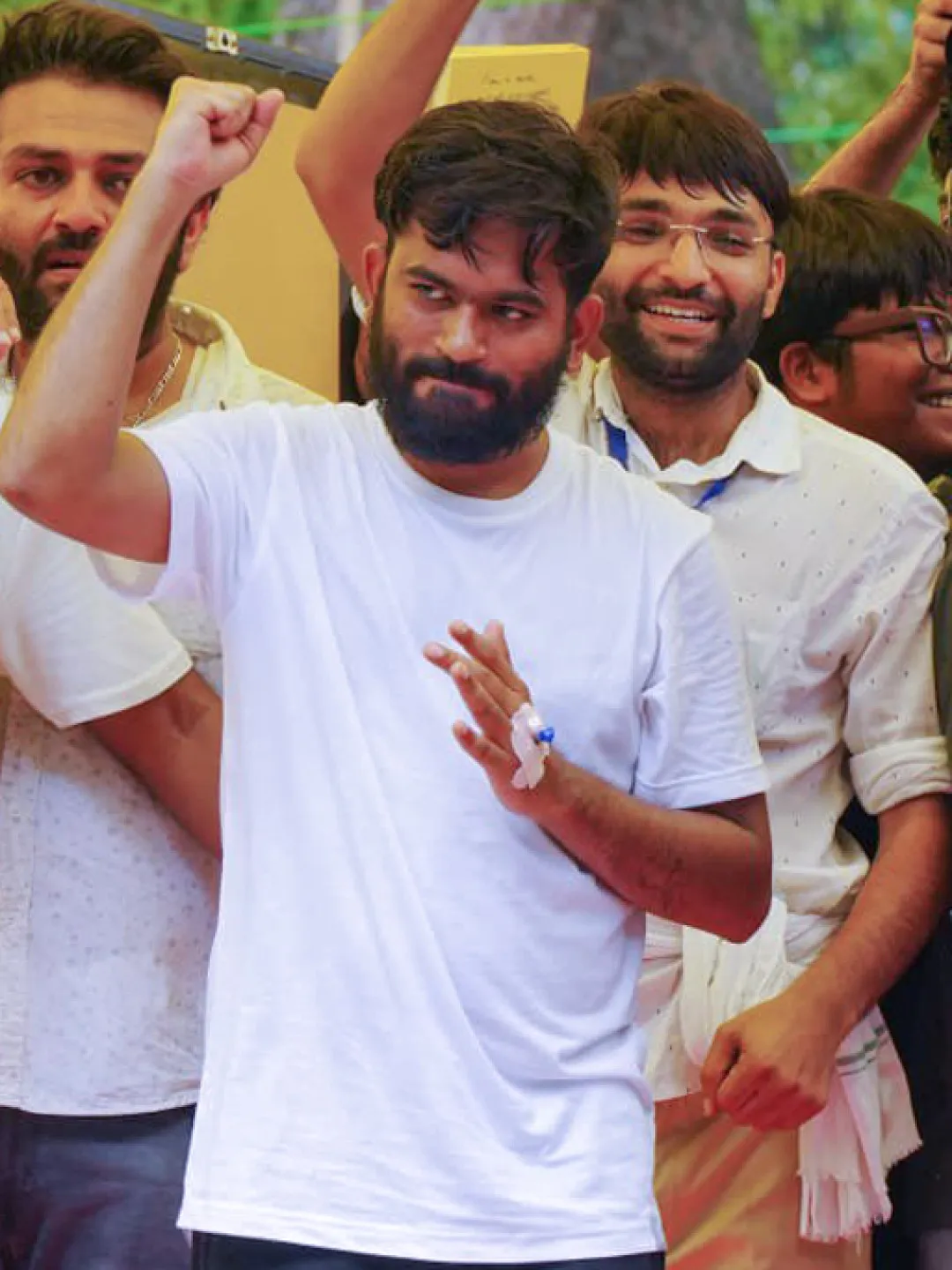 ఇదిగో.. నా స్కాలర్‌షిప్ లెటర్.. చదువుకోండి: అభిజీత్ దీప్కే