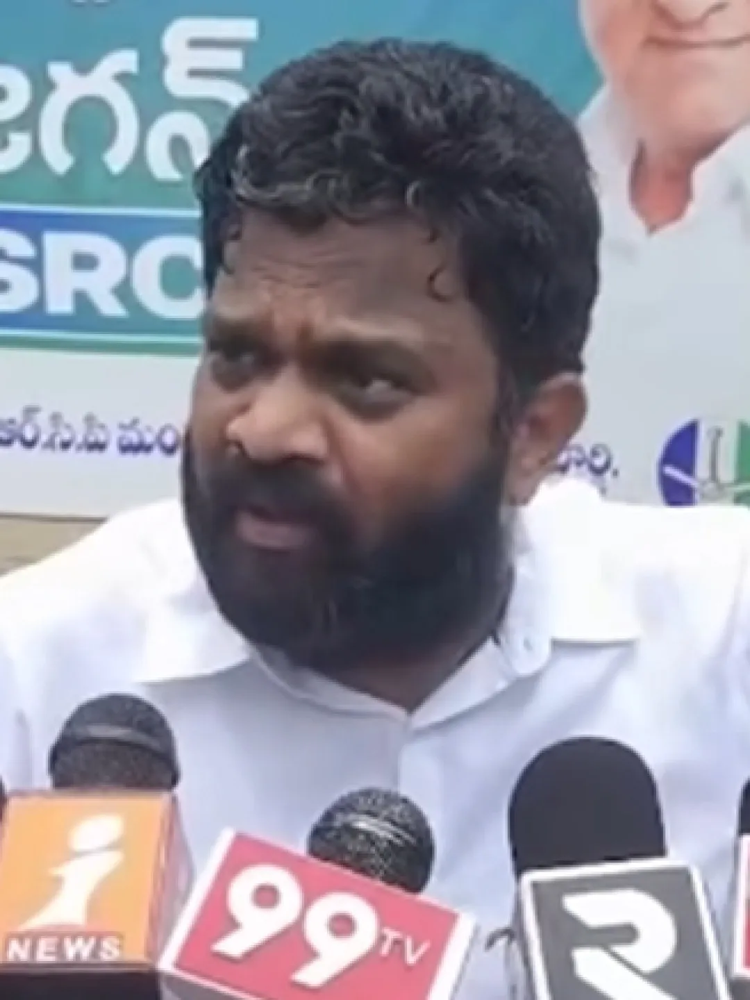 జగన్ ఇంటి ముందు బోరుగడ్డ అనిల్ నిరసన.. సజ్జలపై ఆరోపణలు