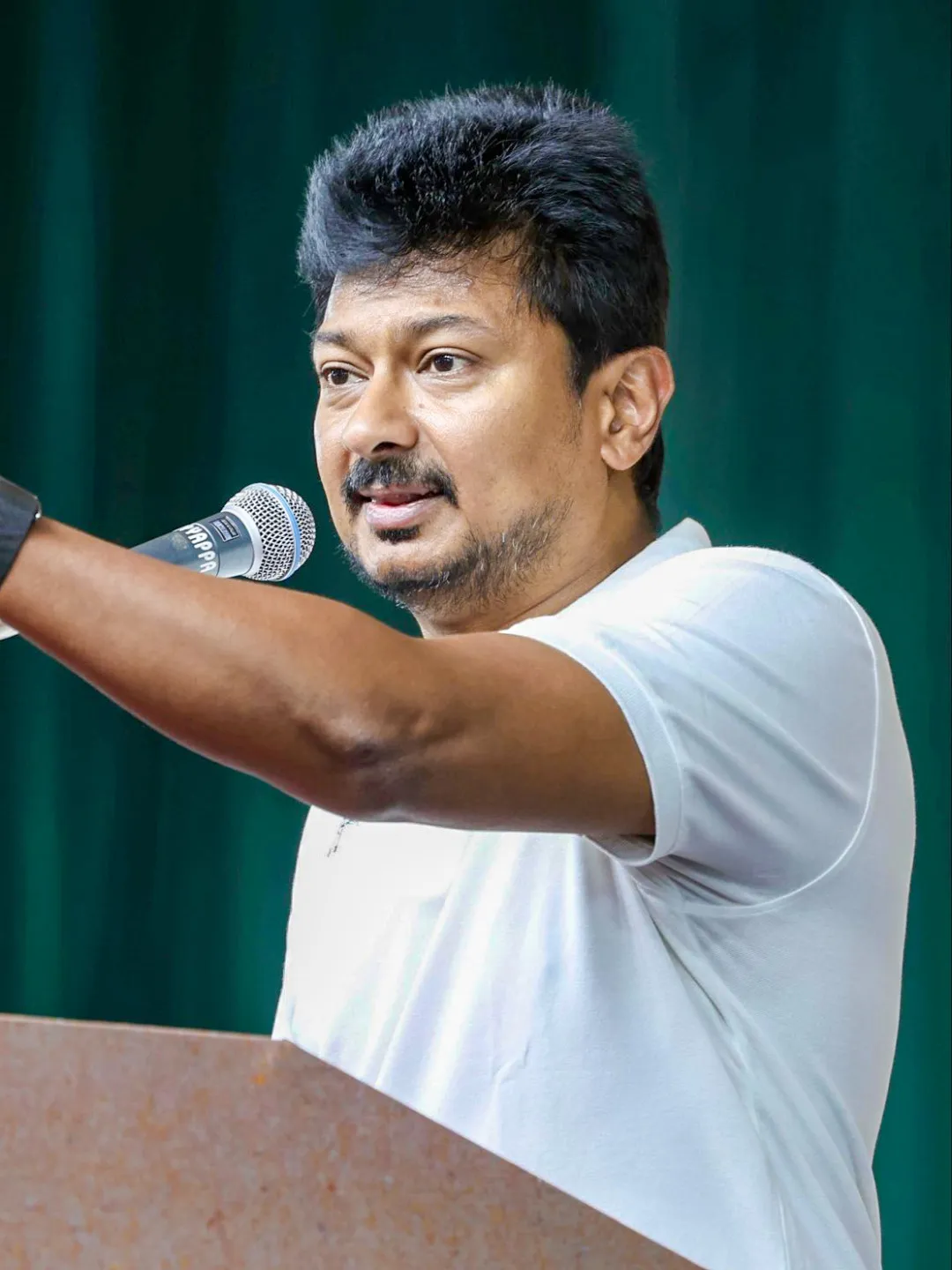 నటి త్రిషపై ఉదయనిధి స్టాలిన్ ద్వంద్వార్థ వ్యాఖ్యలు.. తీవ్ర దుమారం