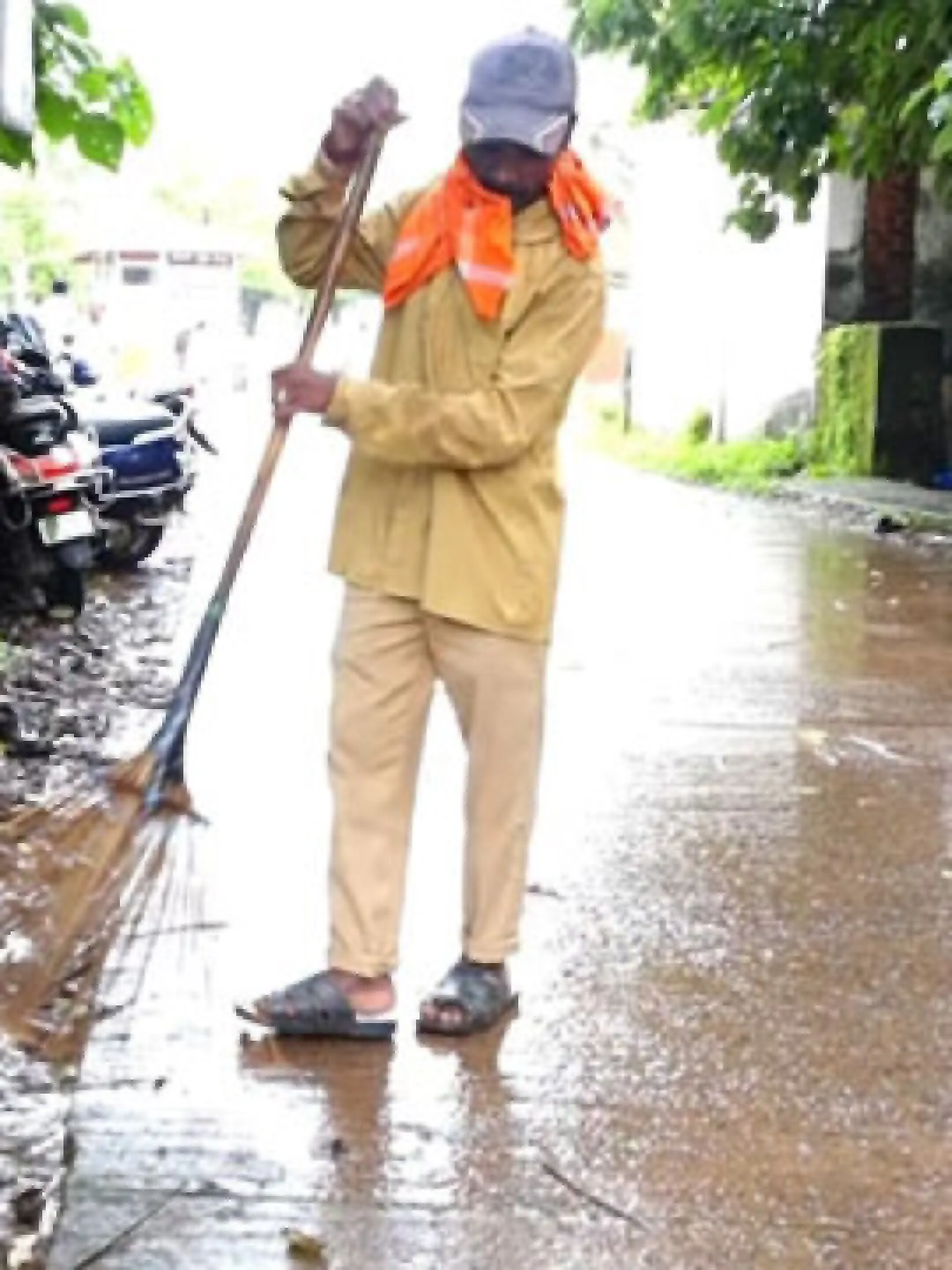 ఫార్చూనర్‌లో వచ్చి.. చీపురు పట్టే స్ఫూర్తి కథ.. ఏ పనీ చిన్నది కాదంటున్న పారిశుద్ధ్య కార్మికుడు!