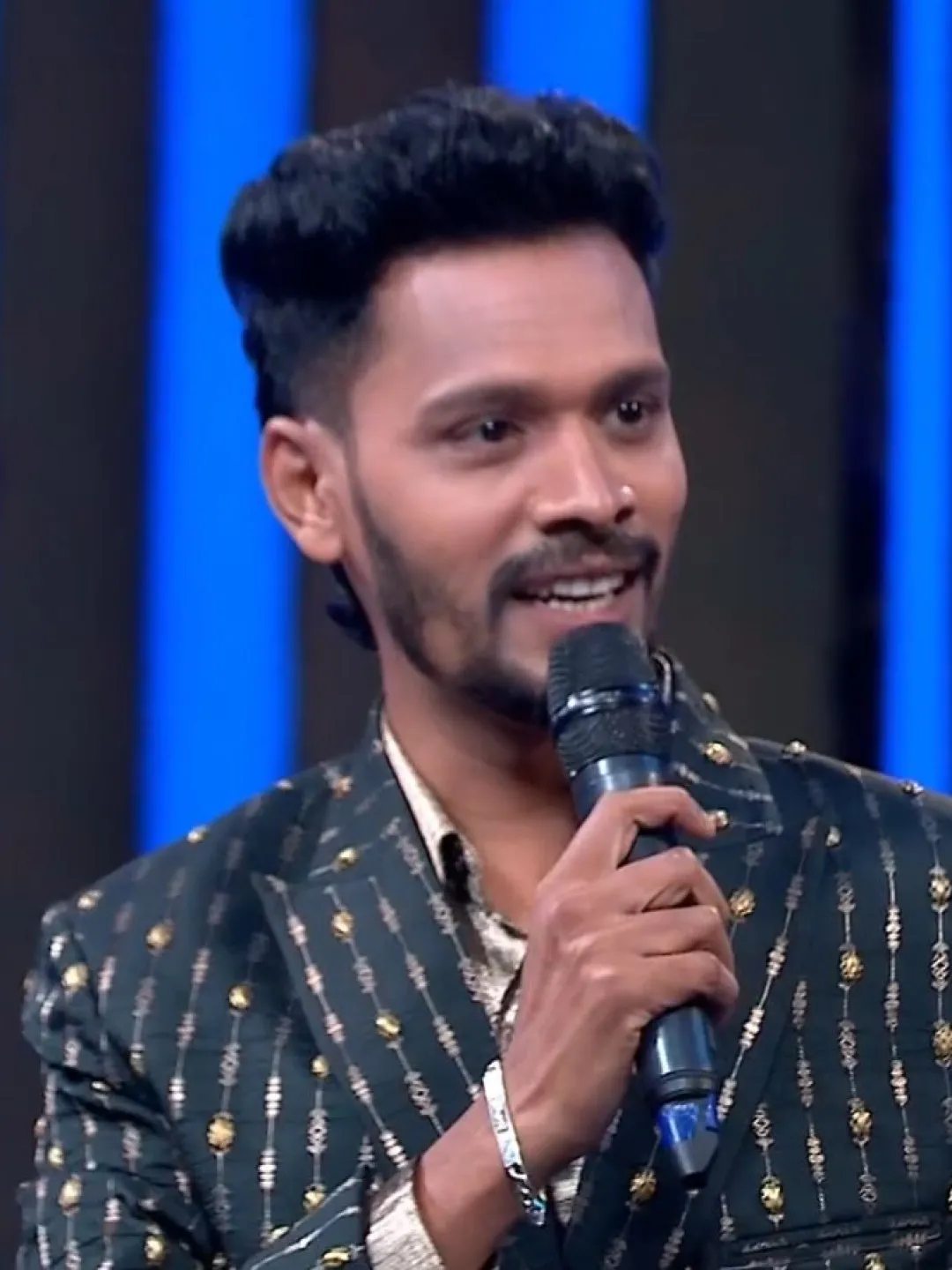 బిగ్ బాస్ షో నుంచి పారిపోయేందుకు గోడెక్కిన తమిళ కంటెస్టెంట్.. వీడియో వైరల్!