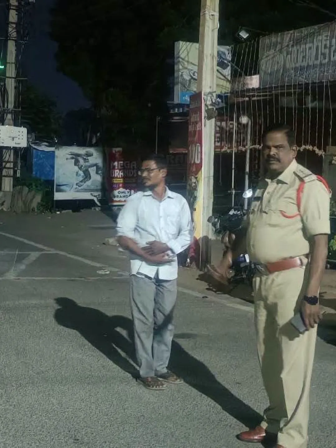 ఆ గ్రామంలో రాత్రయితే చాలు హడల్.. ఇళ్లపై రాళ్ల వర్షం.. అంతుచిక్కని మిస్టరీ!