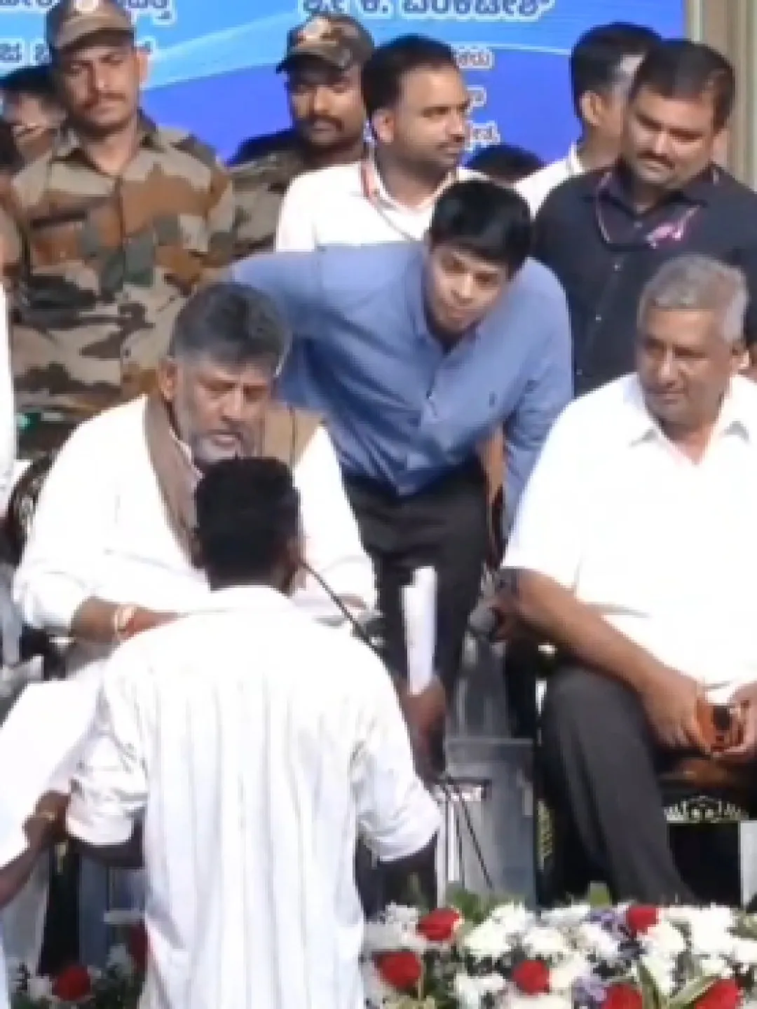 మమ్మల్ని ఎవరూ పెళ్లి చేసుకోవడం లేదు సార్!: సీఎం ఎదుట గోడు వెళ్లబోసుకున్న యువ రైతు
