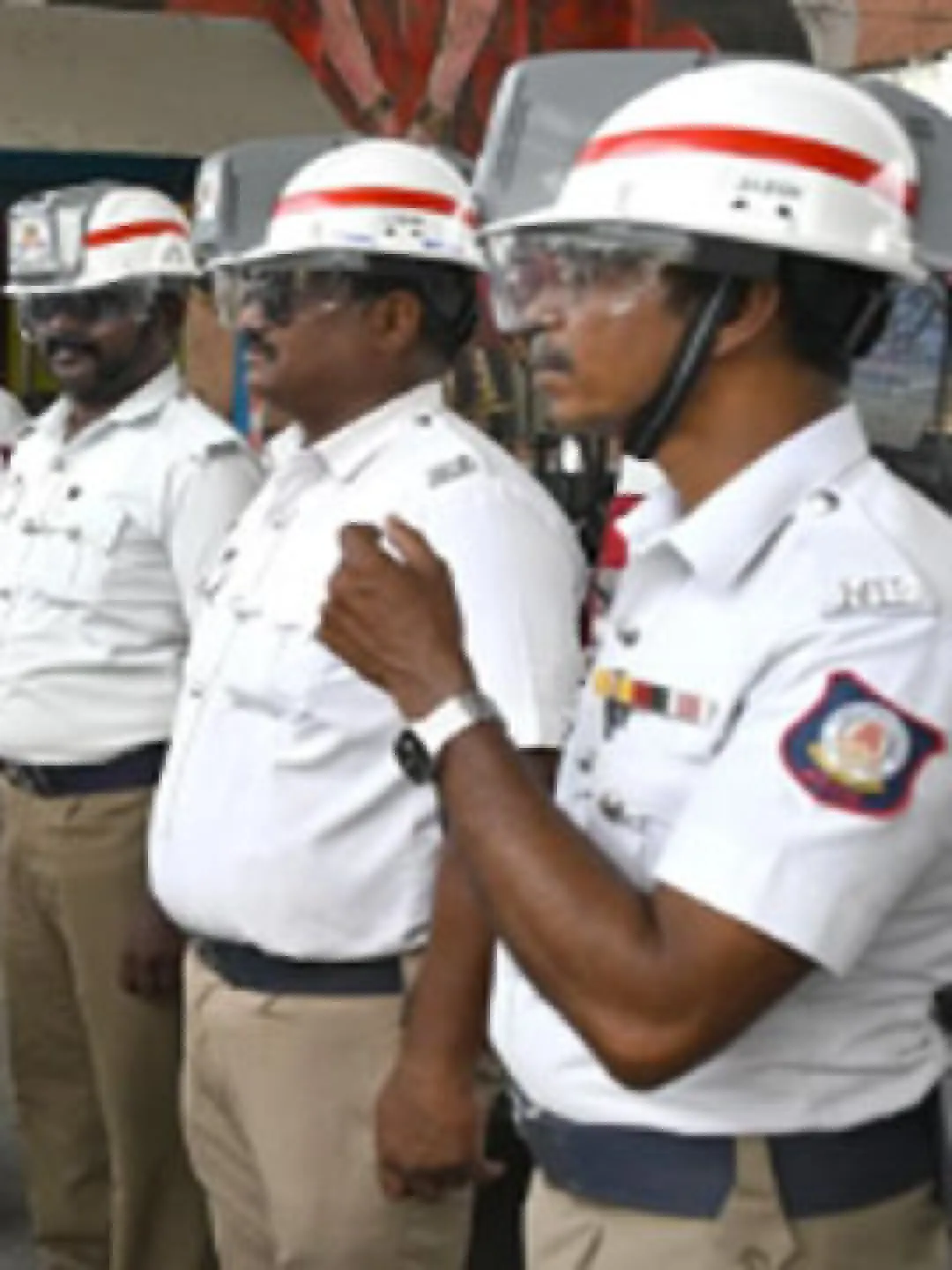 ట్రాఫిక్ పోలీసుల తెల్ల యూనిఫాం వెనుక ఉన్న అసలు కారణాలు మీకు తెలుసా?