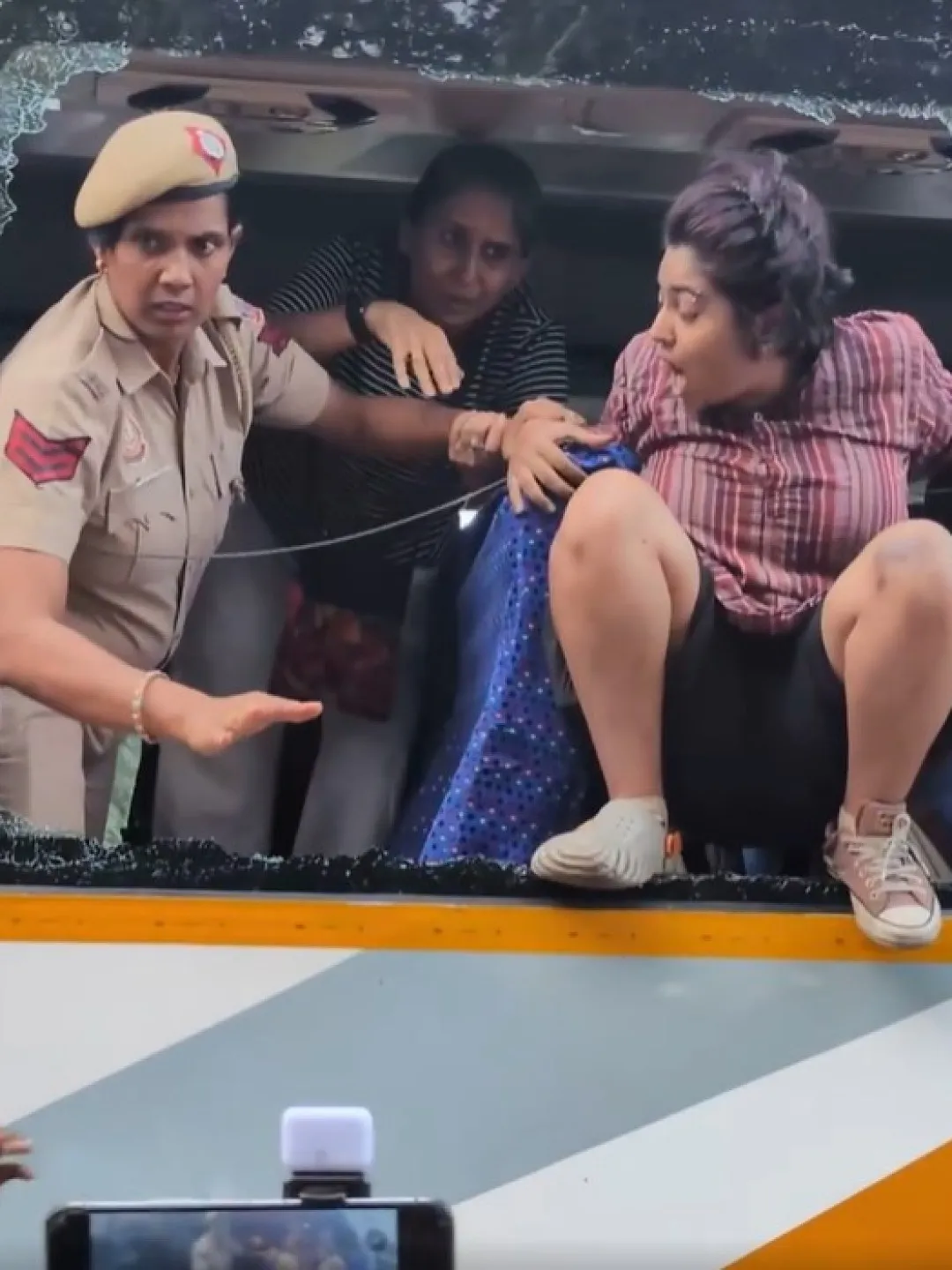 పోలీసు బస్సు తాళాలు లాక్కెళ్లిన మహిళ.. జంతర్ మంతర్ వద్ద ఉద్రిక్తత!
