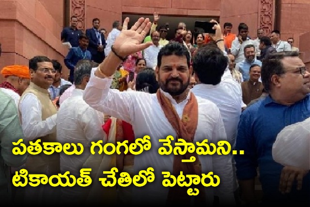  They went to immerse medals but gave it to Tikait WFI chief slams protesting wrestlers