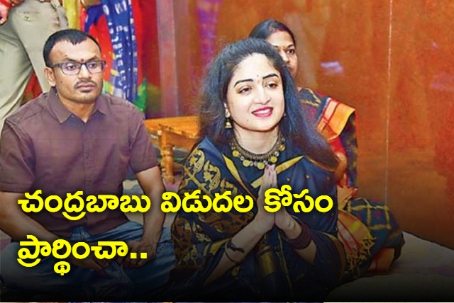 Actor poonam kaur visits Durgamma temple in Vijayawada