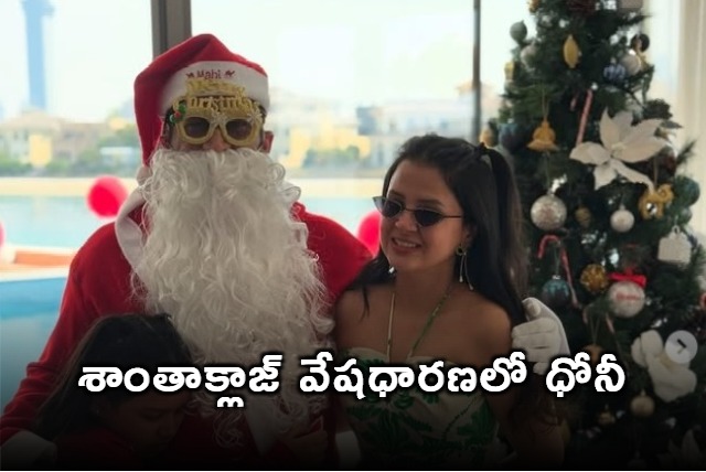 Dhoni in Santa Claus dress