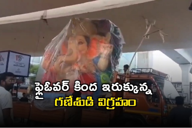 Ganesh Idol Stuck Under Panjagutta Flyover Causes Traffic Jam