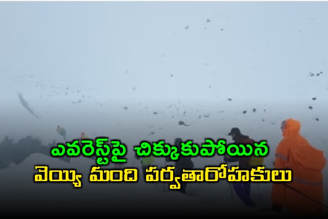 Everest Snowstorm Traps Over a Thousand Climbers