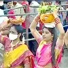 Huge Number Of Devotees Queued in For Lal Darwaja Bonalu