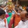 Vijayasanthi offers Golden Bonam to Jaganmatha