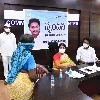 ప్ర‌జ‌ల నుంచి అర్జీలు స్వీక‌రించిన విజయవాడ మేయ‌ర్‌, క‌మిష‌న‌ర్