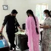 సచివాలయ సిబ్బంది హాజరు పట్టిక, మూవ్‌మెంట్‌ రిజిస్టర్‌ తనిఖీ చేసిన వీఎంసీ క‌మిష‌న‌ర్ 