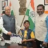 మాస్టర్ గంధం భువన్ ను అభినందించిన గవర్నర్ బిశ్వభూషణ్ హరిచందన్