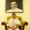 YS Vijayamma seeks blessings to Sharmila