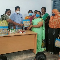 మెప్మా రీసోర్స్ పర్సన్లకు కోవిడ్ కిట్ల పంపిణీ