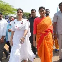 Anchor Shyamala participates in YS Sharmila padayatra