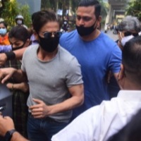 SRK goes to fetch Aryan Khan from jail on bail