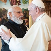 Modi meets Pope, extends invitation to visit India