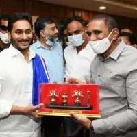 Odisha Telugu Association members met CM Jagan in Bhuvaneshwar