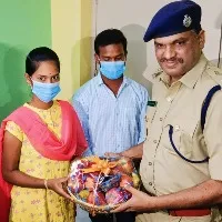 Ananthapur SP visits injured student Jayalakshmi