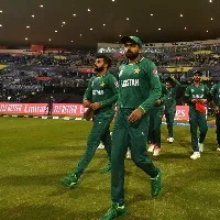 Imran Khan consoles Pakistan cricketers who lost to Australia in world cup semis
