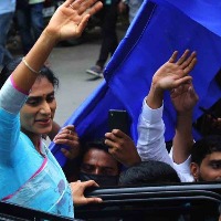 Sharmila begins protest to show solidarity with Telangana farmers