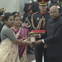 Colonel Santosh Babu Mother and Wife Receive Post Humous Mahavira Chakra