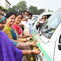 చెత్త సేకరణ వాహనాలు ప్రారంభించిన విజ‌య‌వాడ‌ మేయర్