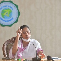 BJP 'victimised' Shah Rukh, Mahesh Bhatt, says Mamata