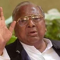 VH sensational comments about Rosaiah