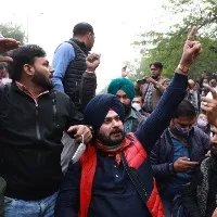 Sidhu protests in front of CM Arvind Kejriwal residence