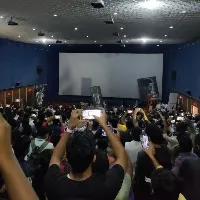 fans burst crackers for rrr