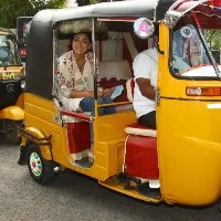 Shriya arrives Mallikarjuna Theater in an auto