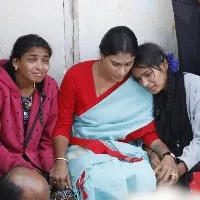Sharmila demands KCR to give 1 Cr compensation to Ravi family