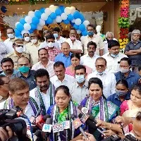 గుంటూరులో ఆప్కో నూతన షోరూం ప్రారంభించిన హోంమంత్రి సుచరిత
