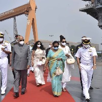 President witnesses naval ops demo, visits IAC Vikrant at Kochi
