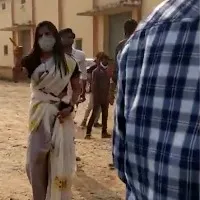 Singer Mangli Har Irked With Fans Try to Mob Her For Selfies