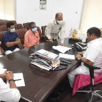 బల్కంపేట ఎల్లమ్మ అమ్మవారి ఆలయ అధికారులతో మంత్రి తలసాని సమీక్ష