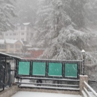 Shimla gets season's first snowfall, cheers tourists