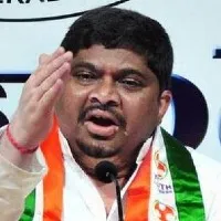 Bandi Sanjay didnt like Etela to come into BJP says Ponnam Prabhakar