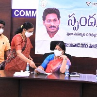 స‌మ‌స్య‌ల ప‌రిష్కార వేదిక స్పందన: విజయవాడ మేయర్ రాయన భాగ్యలక్ష్మి